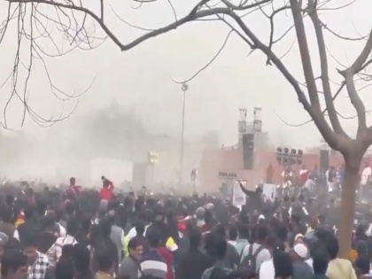 UP cops lathi-charge frenzied Lucknow crowd at Akshay Kumar, Tiger Shroff event | VIDEO: यूपी पुलिस ने अक्षय कुमार, टाइगर श्रॉफ के कार्यक्रम में लखनऊ की भीड़ पर किया लाठीचार्ज, शो में हुई चप्पलों की बरसात