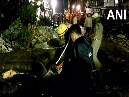Uttarakhand 200 year old tree fell due to rain and storm in Jwalapur 2 people died including 1 child | उत्तराखंडः ज्वालापुर में बारिश और आंधी के कारण 200 साल पुराना पेड़ गिरा, 2 लोगों की मौत, कई गाड़ियां क्षतिग्रस्त Uttarakhand 200 year old tree fell due to rain and storm in Jwalapur 2 people died including 1 child | उत्तराखंडः ज्वालापुर में बारिश और आंधी के कारण 200 साल पुराना पेड़ गिरा, 2 लोगों की मौत, कई गाड़ियां क्षतिग्रस्त
