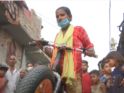 SP provides financial help of Rs 1 lakh to girl who cycled to Darbhanga from Gurugaon | पिता को साइकिल पर बैठाकर 1200 KM तय करने वाली ज्योति को सपा की तरफ से इनाम