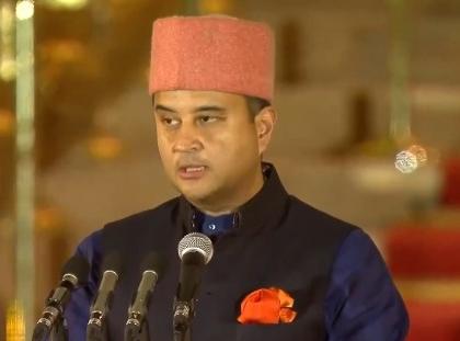 BJP leader Jyotiraditya Madhavrao Scindia sworn-in as Union Minister in the Prime Minister Narendra Modi-led NDA government PM Modi Oath ceremony Live | Jyotiraditya Madhavrao Scindia sworn-in PM Modi Oath ceremony Live: चार साल पहले कांग्रेस छोड़ी, जानें कौन हैं ज्योतिरादित्य सिंधिया BJP leader Jyotiraditya Madhavrao Scindia sworn-in as Union Minister in the Prime Minister Narendra Modi-led NDA government PM Modi Oath ceremony Live | Jyotiraditya Madhavrao Scindia sworn-in PM Modi Oath ceremony Live: चार साल पहले कांग्रेस छोड़ी, जानें कौन हैं ज्योतिरादित्य सिंधिया