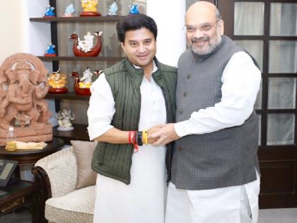 Amit Shah tweet on Jyotiraditya Scindia bjp join says I am sure his induction into party will further strengthen MP | अमित शाह ने सिंधिया के साथ तस्वीर शेयर कर BJP में शामिल होने की दी बधाई, कहा- 'ज्योतिरादित्य का आना...'