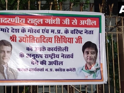 Madhya Pradesh: Poster engaged in demanding Jyotiraditya Scindia as Congress President | मध्य प्रदेशः ज्योतिरादित्य सिंधिया को कांग्रेस अध्यक्ष बनाए जाने की मांग को लेकर लगे पोस्टर