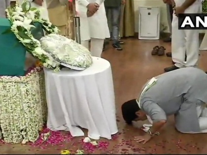 congress MP Jyotiraditya Scindia bows down to pay tribute to Atal Bihari Vajpayee | संसद में मोदी पर हमले के बाद राहुल ने जिसे मारी थी आंख, उसी अटल को दंडवत होकर श्रद्धांजलि, फोटो वायरल