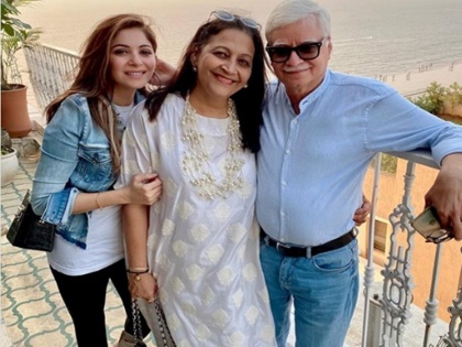 bollywood singer Kanika Kapoor Family Alleges That Singer Was Asked By Doctors To Change Clothes Behind A Curtain | परिवार वालों का खुलासा, अस्पताल में डॉक्टर्स ने कनिका कपूर से की थी पर्दे के पीछे कपड़े बदलने की बात