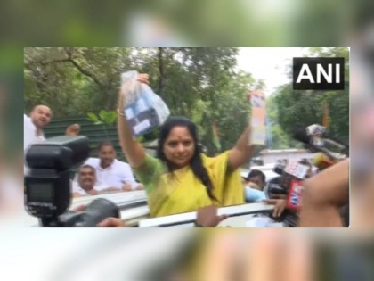 k Kavitha leaves for Enforcement Directorate third round of questioning video of BRS leader waving phone in hands goes viral | दिल्ली: ईडी की तीसरे दौर की पूछताछ के लिए रवाना हुईं के. कविता, हाथों में फोन लहराते हुए बीआरएस नेता का वीडियो वायरल