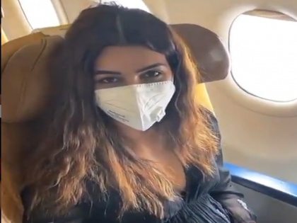 bollywood actress Kriti Sanon Video Viral Wore Mask For Fear Of Coronavirus | VIDEO: coronavirus के खौफ से खाली पड़ा था प्लेन, कृति सेनन ने मास्कर लगाकर किया अकेले सफर