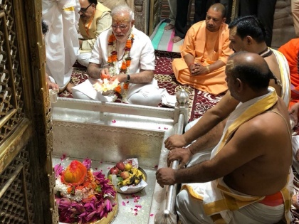 PM Narendra Modi birthday celebration offered at varanasi kashi vishwanath temple | सामने आई पीएम नरेंद्र मोदी के जन्मदिन की तस्वीर, काशी विश्वनाथ से लिया आशीर्वाद