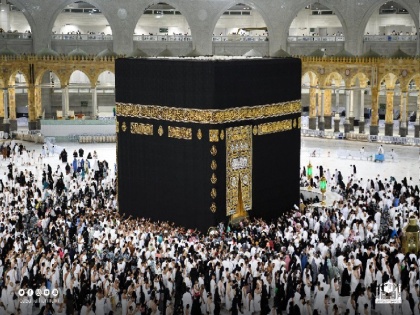 Devotees can again touch and kiss the sacred black stone of Kaaba in Mecca | मक्का में काबा के पवित्र काले पत्थर को फिर से छू और चूम सकते हैं श्रद्धालु, कोरोना के कारण लगी थी पाबंदी