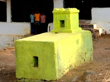 Andhra Pradesh Tourism: graves in front of every house in kurnool district | इस गांव में हर घर के सामने है कब्र, बिना इसकी पूजा के नहीं करते कोई भी काम