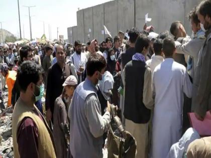 baby girl dead eyewitness kabul airport bombings afghanistan taliban isis | 5 साल की छोटी बच्ची ने मेरी बाहों में दम तोड़ दिया, काबुल धमाके को याद कर भावुक हुआ शख्स