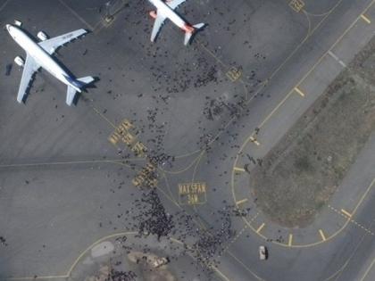 afghanistan news Kabul airport seven people died falling plane while taking off watch video | काबुल हवाई अड्डे पर अफरातफरी का माहौल, उड़ान भरने के दौरान विमान से गिरे, सात लोगों की मौत, देखें वीडियो