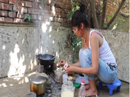 tv actress ratan rajput cooking kadhi chawal share video on instagram | बिहार के एक छोटे से गांव में चूल्हे पर कढ़ी चावल बना रही यह टीवी एक्ट्रेस, वीडियो शेयर कर कही यह बात