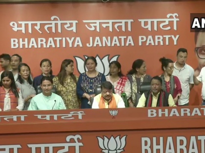 GMM 17 councillors joins BJP in presence of kailash vijayvargiya | गोरखा जनमुक्ति मोर्चा के 17 पार्षदों ने ज्वाइन किया बीजेपी, कैलाश विजयवर्गीय की मौजूदगी में थामा पार्टी का दामन