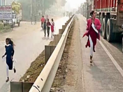 Bihar kaimur: Stuck in jam, girls ran for 2 km on National Highway to reach exam center, watch video | बिहार: जाम में फंसीं, परीक्षा केंद्र तक पहुंचने के लिए नेशनल हाईवे पर 2 किमी तक दौड़ी लड़कियां, देखें वीडियो