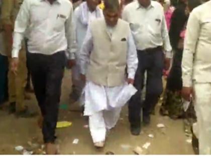 BJP MLA Chhote Lal Verma' shoes stolen from outside the temple Kumar Vishwas laughed on video | मेले का उद्घाटन करने पहुंचे भाजपा विधायक के जूते हुए चोरी, कुमार विश्वास की निकली हंसी, वीडियो हुआ वायरल
