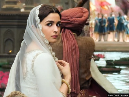 Alia Bhatt reaction on Kalank's poor box office collection | 'कलंक' के घटते बॉक्स ऑफिस कलेक्शन पर बोलीं आलिया भट्ट, कहा- जनता ने कहा तो अच्छी नहीं होगी फिल्म