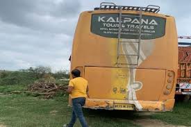 In Agra, the bus filled with passengers was hijacked in a filmy manner, the Chief Secretary said - the driver, staff and passengers are safe | आगरा में यात्रियों से भरी बस फिल्मी तरीके से किया गया हाईजैक, मुख्य सचिव ने कहा- ड्राइवर, स्टॉफ और यात्री सुरक्षित हैं