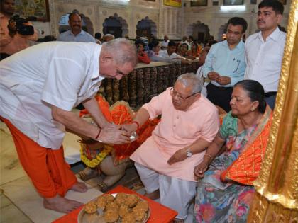 Kalraj Mishra takes oath as Governor of Rajasthan, He worshiped in modi dungari ganesh mandir | साधारण कार से राजस्थान के नए राज्यपाल सड़क पर निकले, बाइक पर बैठा बच्चा बोला- पापा देखो ये हैं नए राज्यपाल Kalraj Mishra takes oath as Governor of Rajasthan, He worshiped in modi dungari ganesh mandir | साधारण कार से राजस्थान के नए राज्यपाल सड़क पर निकले, बाइक पर बैठा बच्चा बोला- पापा देखो ये हैं नए राज्यपाल