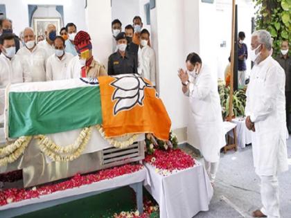 Kalyan Singh prayer meet BJP flag over Indian flag Tiranga triggers row | कल्याण सिंह के पार्थिव शरीर पर तिरंगे के ऊपर भाजपा का झंडा, तस्वीर वायरल होने के बाद विवाद