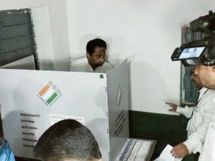 lok sabha election 2019 The incident took place at 8am at a polling booth in Shikhapur area. As the Chief Minister his wife, son and daughter-in-law arrived, power supply tripped for some time. Later, Kamal Nath was seen voting as the camera persons beame | मध्य प्रदेश: सीएम कमलनाथ ने कैमरों की रोशनी में किया लोकसभा चुनाव के लिए मतदान, यह थी वजह