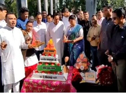 Madhya Pradesh: Controversy over cutting temple-shaped birthday cake by Kamal Nath, BJP calls it insult to Hindus | मध्य प्रदेश: कमलनाथ के जन्मदिन समारोह में मंदिर के आकार का बर्थडे केक काटने पर विवाद, भाजपा ने कहा- ये हिंदुओं का अपमान