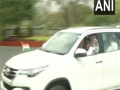 MP CM Kamal Nath shows victory sign as he arrives at Raj Bhavan in Bhopal to meet Governor | सरकार गिरने के खतरे के बीच विक्ट्री साइन दिखाते हुए CM कमलनाथ पहुंचे राज्यपाल से मिलने, कार से हाथ दिखाकर जताया भरोसा MP CM Kamal Nath shows victory sign as he arrives at Raj Bhavan in Bhopal to meet Governor | सरकार गिरने के खतरे के बीच विक्ट्री साइन दिखाते हुए CM कमलनाथ पहुंचे राज्यपाल से मिलने, कार से हाथ दिखाकर जताया भरोसा