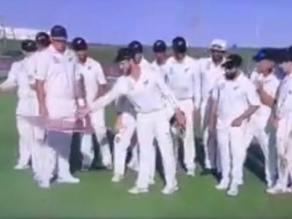 PAK vs NZ: Kane Williamson involved in bizarre incident in 3rd test match presentation ceremony, Watch Video | PAK vs NZ: केन विलियम्सन ने पाकिस्तान पर जीत के बाद खुद ही ले ली ट्रॉफी, फेंक दिया चेक, वीडियो वायरल