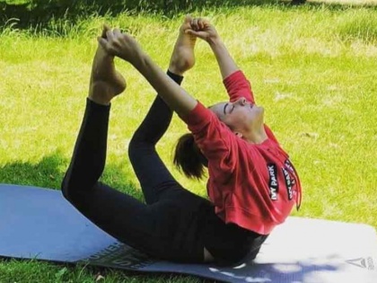 Kangana Ranaut celebrates International Yoga Day | Video: फिटनेस फ्रीक हैं कंगना रानौत, इंटरनेशनल योगा डे पर कुछ यूं किया योग