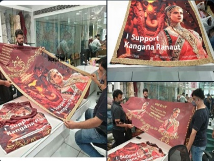 Surat textile merchant made saris in support of bollywood actress Kangana ranaut | कंगना रनौत के सपोर्ट में कपड़ा व्यापारी ने बनाई 'मणिकर्णिका' प्रिंट वाली साड़ियां, खूब खरीद रहे लोग