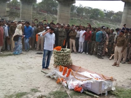 Bihar: Any NDA leader has not reached to the martyrs cremation, busy in Modi's rally | बिहारः शहीद को अंतिम विदाई देने नहीं पहुंचा एनडीए का कोई नेता, मोदी की रैली में रहे व्यस्त