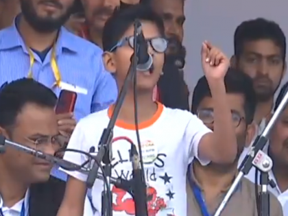 child azadi slogan video went viral kanhaiya kumar samvidhan bachao rally | ताजमहल-लालकिला ना होता तो दुनिया को गोबर दिखाते, छोटे बच्चे का VIDEO वायरल, कन्हैया कुमार स्टाइल में लगाए आजादी के नारे