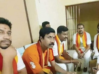 Six Kannada supporters arrested for tearing hoardings in Hindi, arson on social media | हिन्दी में लगी होर्डिंग फाड़ने के आरोप में छह कन्नड समर्थक गिरफ्तार, सोशल मीडिया पर घमासान