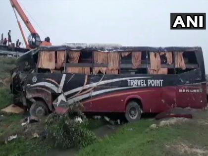 Kannauj: Five people died, at least 18 injured after a private bus hit another vehicle at Agra - Lucknow Expressway | UP: कन्नौज में लखनऊ-आगरा एक्सप्रेसवे पर बस और कार की जबरदस्त भिड़ंत, पांच लोगों की मौत, 18 घायल