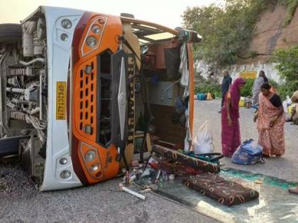 Kannauj-Sonbhadra Bus collided divider overturned 1 dead81 injured, 145 people were traveling in both buses | Kannauj-Sonbhadra Bus: कन्नौज-सोनभद्र में बस डिवाइडर से टकराकर पलटी, 1 की मौत और 81 घायल, दोनों बस में 145 लोग सवार थे... Kannauj-Sonbhadra Bus collided divider overturned 1 dead81 injured, 145 people were traveling in both buses | Kannauj-Sonbhadra Bus: कन्नौज-सोनभद्र में बस डिवाइडर से टकराकर पलटी, 1 की मौत और 81 घायल, दोनों बस में 145 लोग सवार थे...
