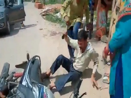 BJP leader beaten in Kanupar due to he was chasing a girl for 1 month video viral | कानुपर में BJP नेता 1 महीने से कर रहा था लड़की का पीछा, लात-घूंसों से हुई जमकर पिटाई, वीडियो वायरल