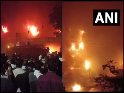 Massive fire in Kanpur's Hamraj market destroys more than 500 shops of 5 complexes army took charge | कानपुर हमराज मार्केट में लगी भीषण आगः 5 कॉम्प्लेक्स की 500 से अधिक दुकानें जलकर खाक, सेना ने संभाला मोर्चा, देखें