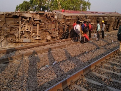 kanpur howrah to new delhi poorva express derails many injured | कानपुर: हावड़ा से दिल्ली जा रही पूर्वा एक्सप्रेस के 12 डिब्बे पटरी से उतरे, 15 लोग घायल