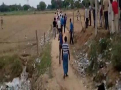 up police helpless in front of drunker and liquor smuggler in kanpur video viral | कानपुर में शराबियों के हौसले बुलंद, सोशल डिस्टेंसिंग सिखाने गई पुलिस को दौड़ा-दौड़ाकर पीटा