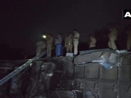 coaches of poorva express plying derailed near rooma village in kanpur | कानपुर के पास रेल हादसा, देर रात पूर्वा एक्सप्रेस के 12 डिब्बे पटरी से उतरे