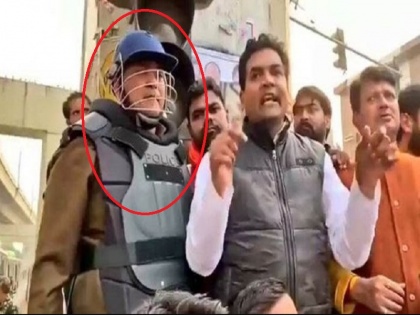 Delhi violence High Court inquires about name of officer who was seen in BJP leader Kapil Mishra's video | भड़काऊ बयान देते वक्त कपिल मिश्रा के साथ खड़े इस पुलिस अफसर पर भी एक्शन, हाईकोर्ट ने कहा, नाम-पता सब बताइए कौन है ये?