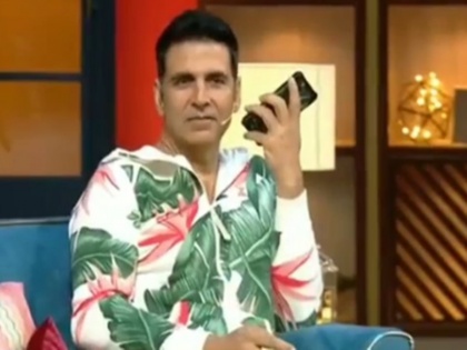 Akshay Kumar calls Shah Rukh Khan on The Kapil Sharma Show at fan’s request host says SRK PCO mein kaam karte hai | The Kapil Sharma Show: फैन ने अक्षय कुमार से कहा- शाहरुख खान से फोन पर बात करा दीजिए; कपिल बोले- वे PCO में काम करते हैं