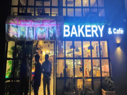 karachi bakery name covered up in bengaluru after protest in wake of pulwama attack | पाकिस्तान विरोध के नाम पर बेंगलुरु का कराची बेकरी बना निशाना, विवाद के बाद दुकान को ढकना पड़ा अपना नाम