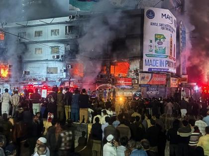 Karachi shopping mall Massive fire 6 dead others still trapped hours later Pakistan Efforts extinguish continued after 16 hours 20 people in hospital | भीषण आग में स्वाहा कराची शॉपिंग मॉल, 6 की मौत, 16 घंटे बाद भी आग बुझाने की कोशिश, अस्पताल में 20 लोग Karachi shopping mall Massive fire 6 dead others still trapped hours later Pakistan Efforts extinguish continued after 16 hours 20 people in hospital | भीषण आग में स्वाहा कराची शॉपिंग मॉल, 6 की मौत, 16 घंटे बाद भी आग बुझाने की कोशिश, अस्पताल में 20 लोग