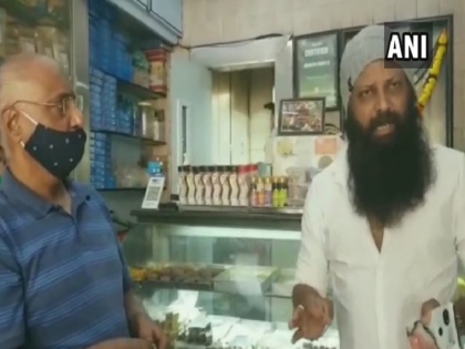 Mumbai Shiv Sena leader Nitin Nandgaokar asks Karachi Sweets shop owner to change name watch video | मुंबई: 'कराची स्वीट्स' के मालिक को शिवसेना नेता की नसीहत, दुकान का नाम बदलने के लिए बनाया दबाव, वीडियो वायरल
