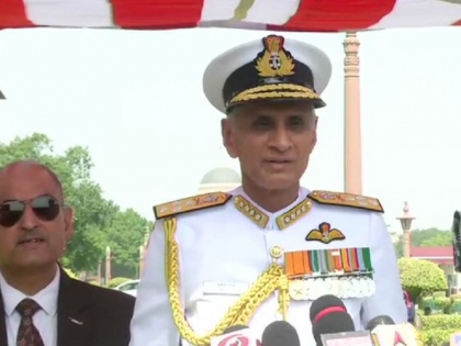admiral karambir singh takes over as the 24th chief of the Naval staff | एडमिरल करमबीर सिंह ने नौसेना के प्रमुख के रूप में पदभार संभाला