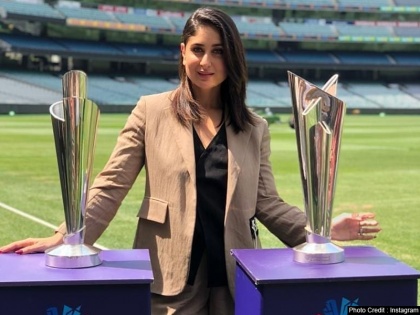 Bollywood actress Kareena Kapoor got the honour of becoming the first woman to unveil the T20 world-cup trophies | करीना कपूर बनीं टी20 विश्व कप का अनावरण करने वाली पहली महिला