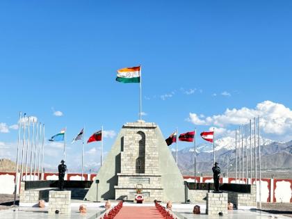 Kargil Vijay Diwas Salute to the soldiers martyred in the Kargil war from the peaks of Kargil | Kargil Vijay Diwas: कारगिल युद्ध में शहीद हुए जवानों को कारगिल की चोटियों से नमन
