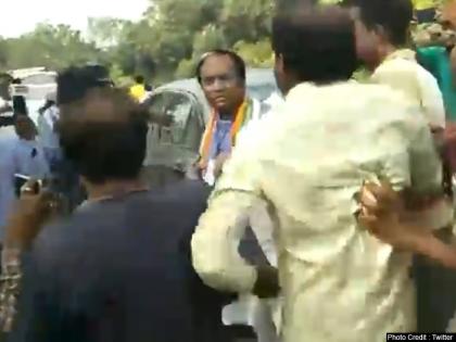 Video: West Bengal BJP candidate Joy Prakash Majumdar manhandled and kicked allegedly by TMC workers at Karimpur bypoll | वीडियो: पश्चिम बंगाल में उपचुनाव के दौरान बीजेपी उम्मीदवार को जमीन पर गिरा लातों से पीटा, TMC पर लगे आरोप