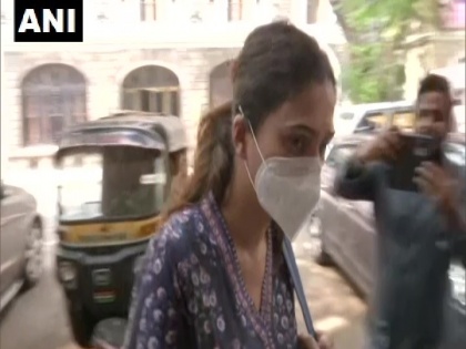 Maharashtra Karishma Prakash manager actor Deepika Padukone arrives Narcotics Control Bureau Mumbai summoned | ड्रग्स केस: दीपिका पादुकोण की मैनेजर करिश्मा प्रकाश से पूछताछ, शनिवार तक गिरफ्तारी पर रोक, जानिए क्या है मामला