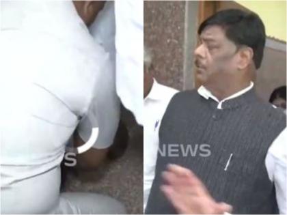 Karnataka Minister HC Mahadevappa got his shoes tied by security personnel now BJP-Congress face to face | Viral Video: कर्नाटक के मंत्री एच सी महादेवाप्पा ने सुरक्षाकर्मी से बंधवाया जूता, सोशल मीडिया पर अब भाजपा-कांग्रेस आमने-सामने